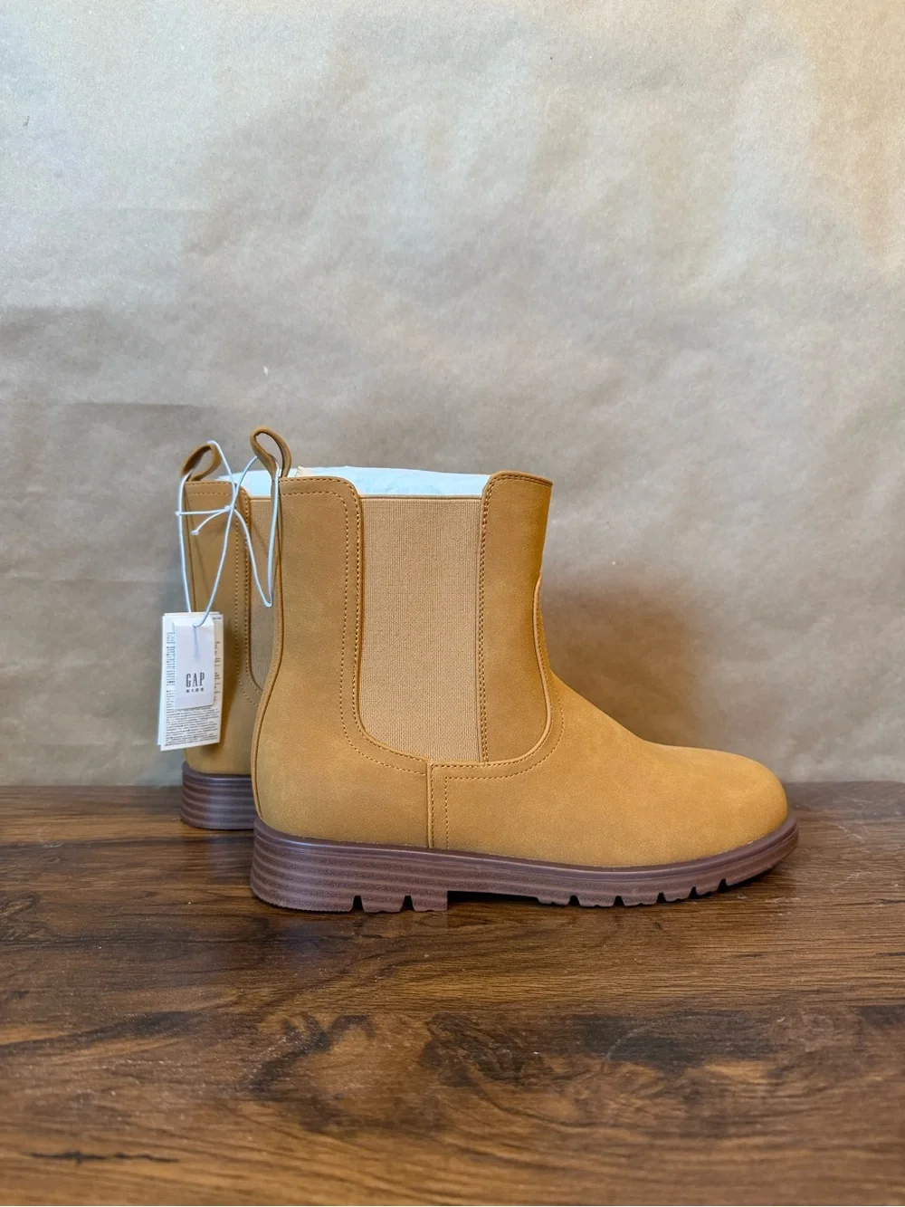 NWT Girls Vegan Leather Chelsea Boots in Brown - size 4
